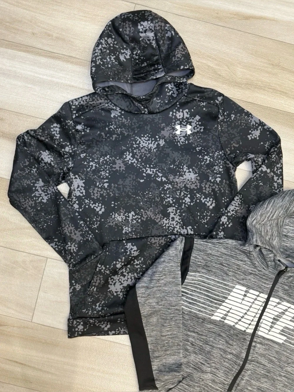 Nike Zip Up & Under Armour Pullover Hoodies Kids Size XL Gray Black Lot Of 2